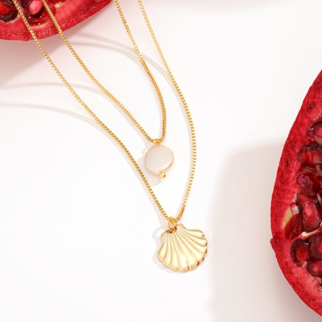 GR-01242 COLAR DUPLO BANHADO A OURO 18K COM PINGENTE DE CONCHA E DETALHE EM PÉROLA