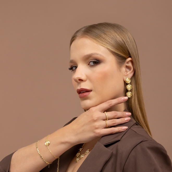 PU-00853 PULSEIRA BANHADA A OURO 18K COM PINGENTE REDONDO TEXTURIZADO EM PÉROLA