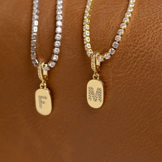 GR-02317 GARGANTILHA BANHADA A OURO 18K RIVIERA COM PINGENTE DE LETRA