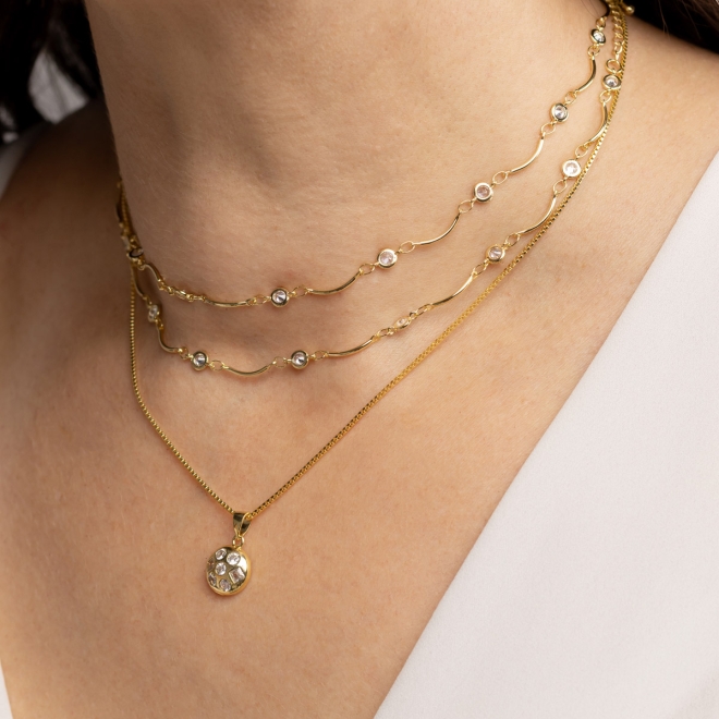 GR-02307 GARGANTILHA BANHADA A OURO 18K COM DESIGN DELICADO EM  PONTOS DE LUZ