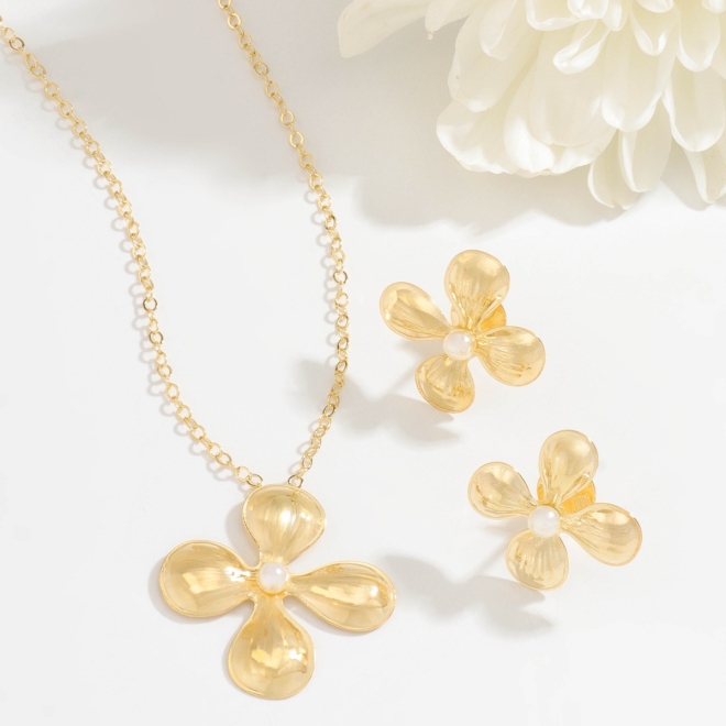 GR-01703 GARGANTILHA COM PINGENTE DE FLOR E DETALHE CENTRAL EM PÉROLA