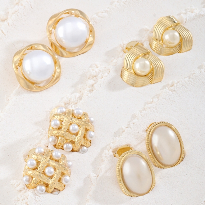 BR-02206 - BRINCO BANHADO A OURO 18K COM DESIGN TEXTURIZADO E DETALHES EM PÉROLAS