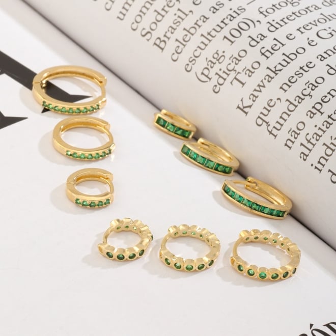 TAC-0175 TRIO DE BRINCOS BANHADOS A OURO 18K DE ARGOLA COM DETALHES CRAVEJADOS EM ZIRCÔNIAS VERDES