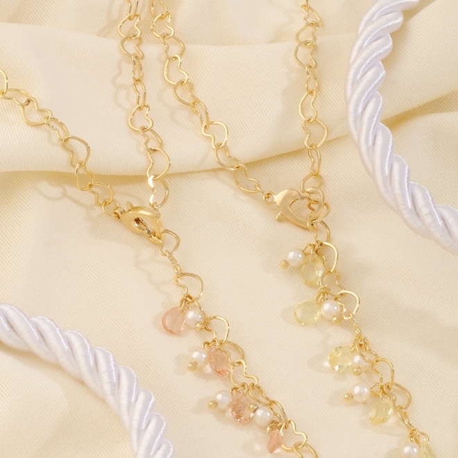 GR-00484 COLAR GRAVATA COM CORRENTE DE CORAÇÕES E DETALHES PENDENTES EM GOTAS AZUIS E PÉROLAS