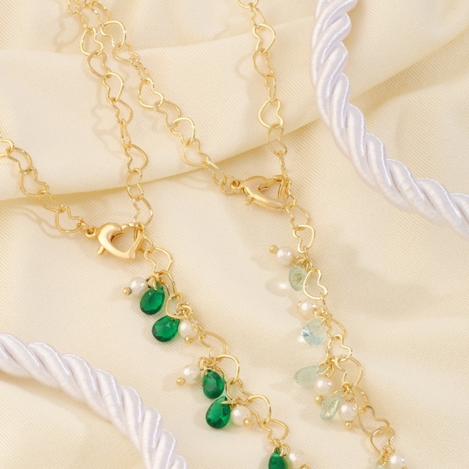 GR-00484 COLAR GRAVATA COM CORRENTE DE CORAÇÕES E DETALHES PENDENTES EM GOTAS AZUIS E PÉROLAS