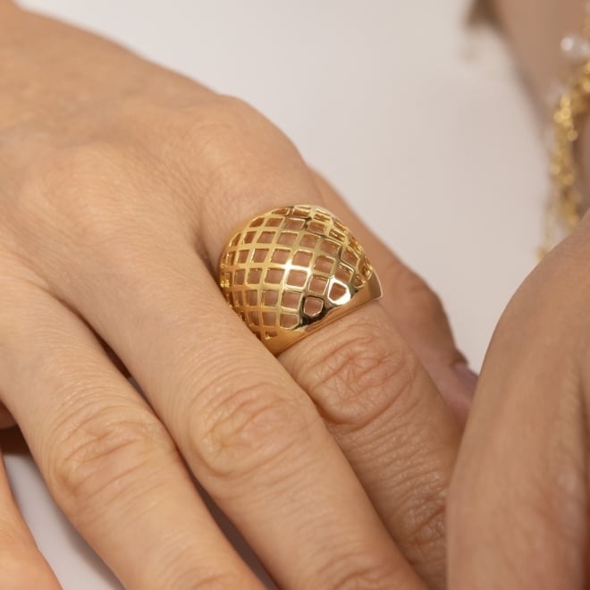 AN-00690 ANEL BANHADO A OURO 18K COM DESIGN ABAULADO E ESTRUTURA VAZADA