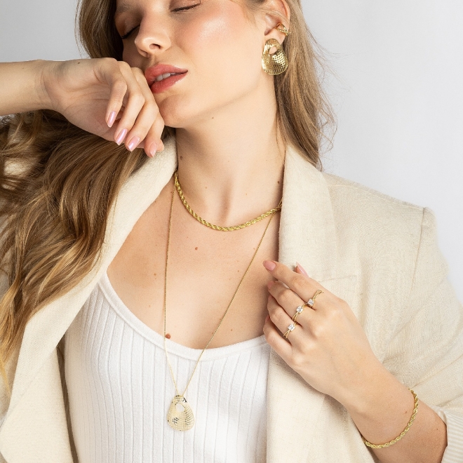 BR-02262 BRINCO BANHADO A OURO 18K COM DESIGN ORGÂNICO VAZADO