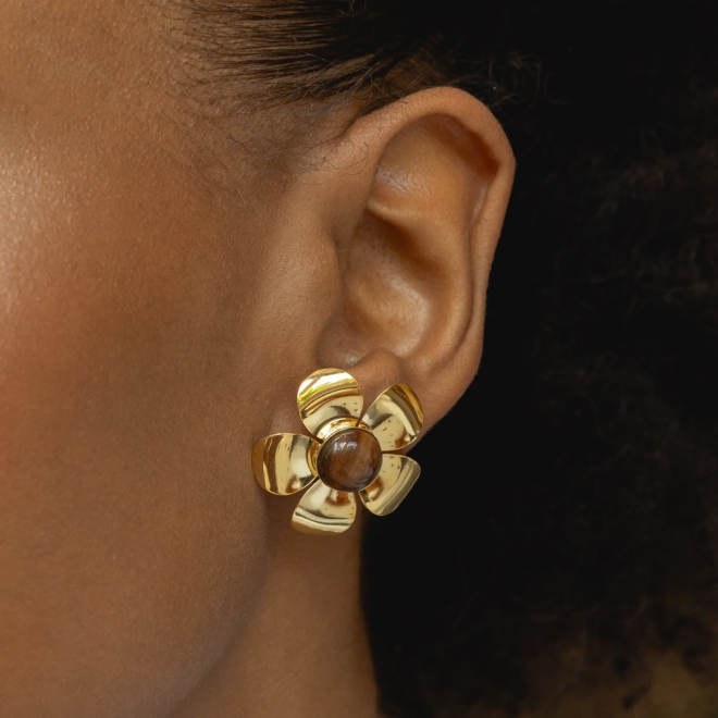 BR-02666 BRINCO BANHADO A OURO 18K DE FLOR COM DETALHE EM PÉROLA
