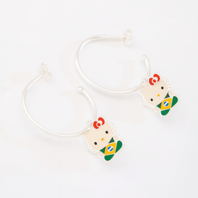 OUTBBP-0018 BRINCO ARGOLA BANHADO EM RÓDIO BRANCO COM PINGENTE TEMÁTICO INFANTIL