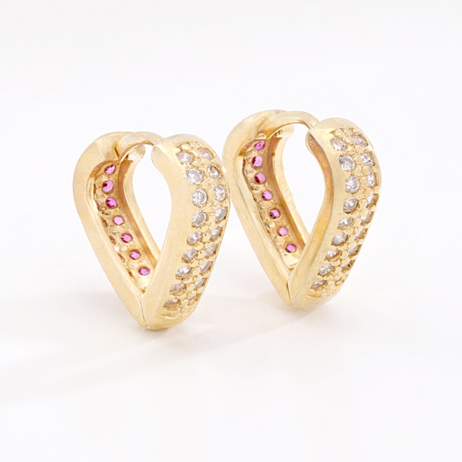 OUTBG-0633 BRINCO BANHADO A OURO 18K EM FORMATO DE CORAÇÃO COM ZIRCÔNIAS