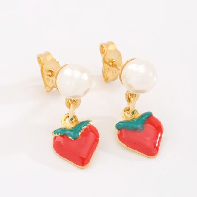 OUTBI-00038 BRINCO BANHADO A OURO 18K COM BASE EM PÉROLA E PINGENTE DE MORANGO ESMALTADO
