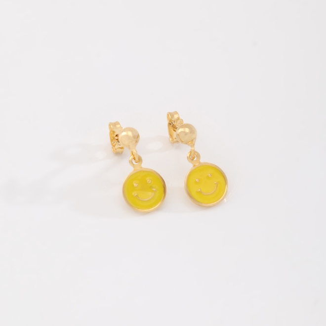 OUTBI-0056 BRINCO BANHADO A OURO 18K COM PINGENTE SMILEY EM RESINA AMARELA