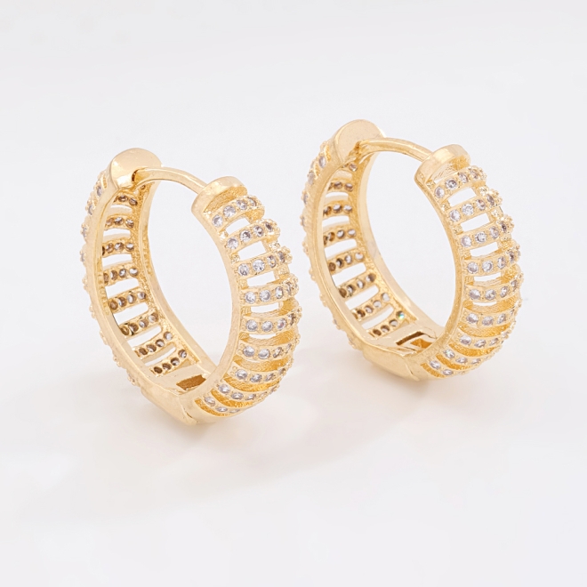OUTBTR-0515 BRINCO BANHADO A OURO 18K EM FORMATO DE ARGOLA COM DETALHES CRAVEJADOS EM ZIRCÔNIAS