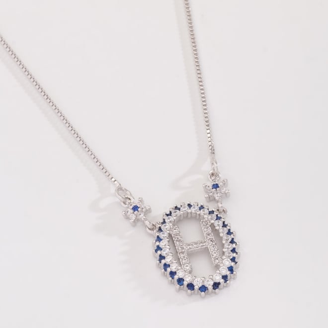 OUTGB-2074 COLAR BANHADO A RÓDIO BRANCO COM LETRA CRAVEJADA EM ZIRCÔNIAS E DETALHES LAPIDADOS