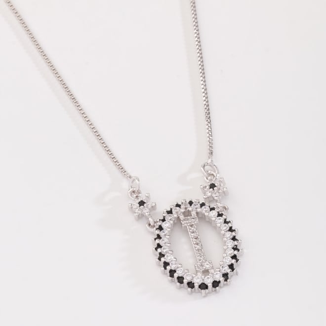 OUTGB-2074 COLAR BANHADO A RÓDIO BRANCO COM LETRA CRAVEJADA EM ZIRCÔNIAS E DETALHES LAPIDADOS