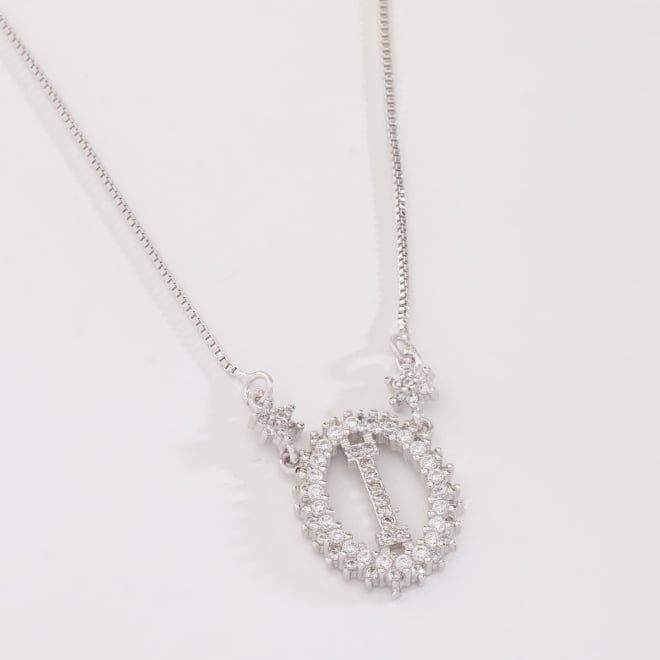 OUTGB-2074 COLAR BANHADO A RÓDIO BRANCO COM LETRA CRAVEJADA EM ZIRCÔNIAS E DETALHES LAPIDADOS