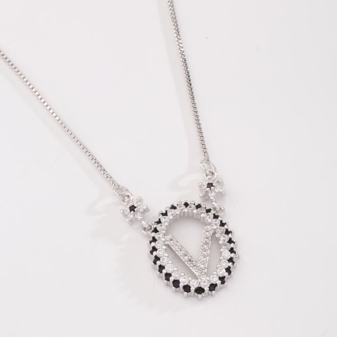 OUTGB-2074 COLAR BANHADO A RÓDIO BRANCO COM LETRA CRAVEJADA EM ZIRCÔNIAS E DETALHES LAPIDADOS