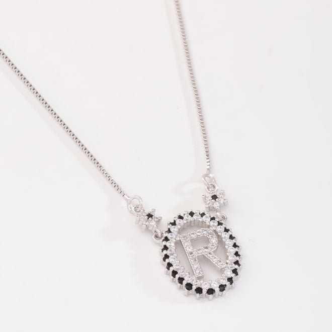 OUTGB-2074 COLAR BANHADO A RÓDIO BRANCO COM LETRA CRAVEJADA EM ZIRCÔNIAS E DETALHES LAPIDADOS