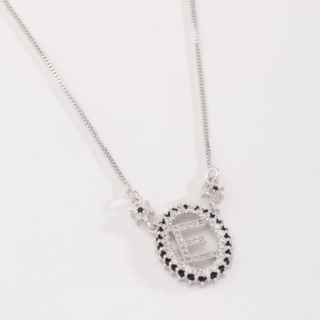 OUTGB-2074 COLAR BANHADO A RÓDIO BRANCO COM LETRA CRAVEJADA EM ZIRCÔNIAS E DETALHES LAPIDADOS