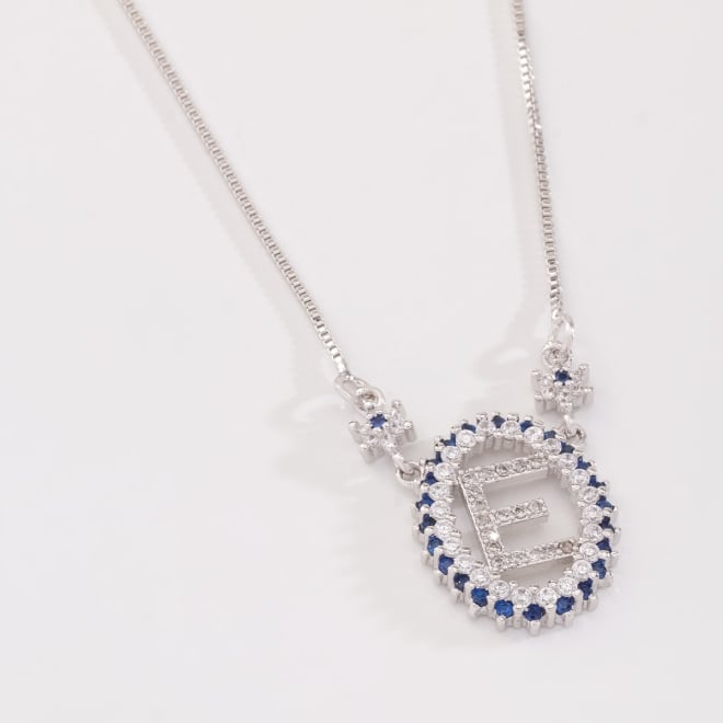 OUTGB-2074 COLAR BANHADO A RÓDIO BRANCO COM LETRA CRAVEJADA EM ZIRCÔNIAS E DETALHES LAPIDADOS