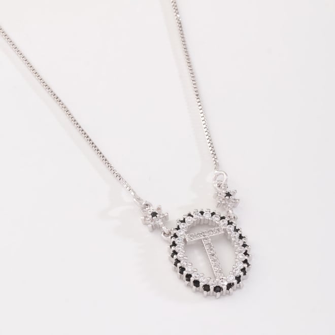 OUTGB-2074 COLAR BANHADO A RÓDIO BRANCO COM LETRA CRAVEJADA EM ZIRCÔNIAS E DETALHES LAPIDADOS
