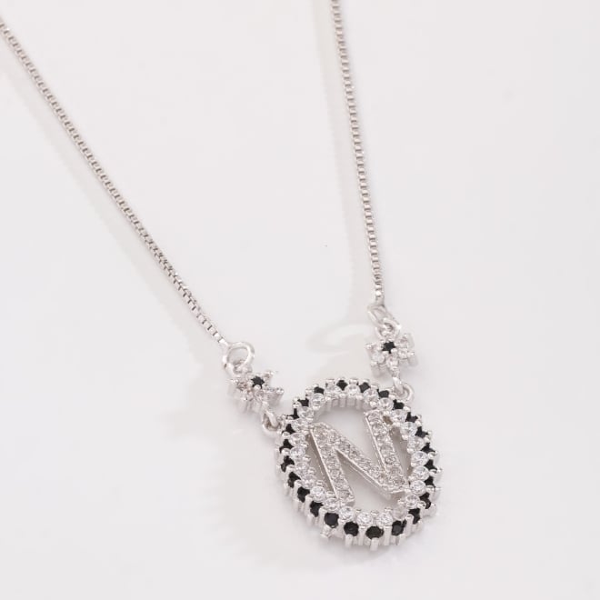 OUTGB-2074 COLAR BANHADO A RÓDIO BRANCO COM LETRA CRAVEJADA EM ZIRCÔNIAS E DETALHES LAPIDADOS