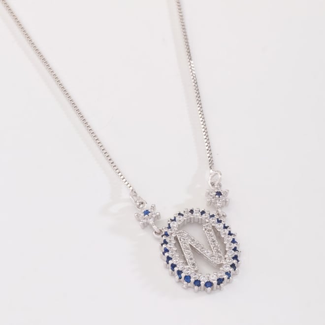 OUTGB-2074 COLAR BANHADO A RÓDIO BRANCO COM LETRA CRAVEJADA EM ZIRCÔNIAS E DETALHES LAPIDADOS
