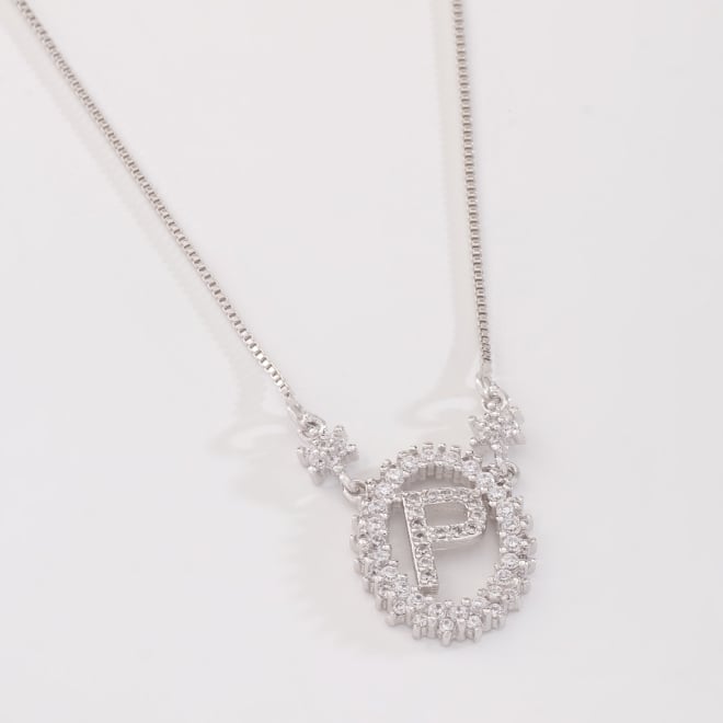 OUTGB-2074 COLAR BANHADO A RÓDIO BRANCO COM LETRA CRAVEJADA EM ZIRCÔNIAS E DETALHES LAPIDADOS