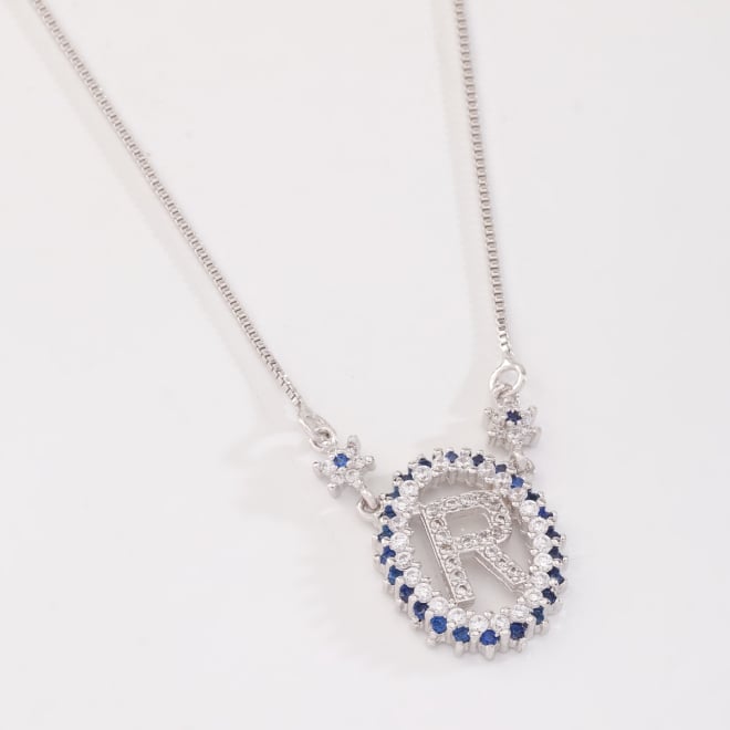 OUTGB-2074 COLAR BANHADO A RÓDIO BRANCO COM LETRA CRAVEJADA EM ZIRCÔNIAS E DETALHES LAPIDADOS