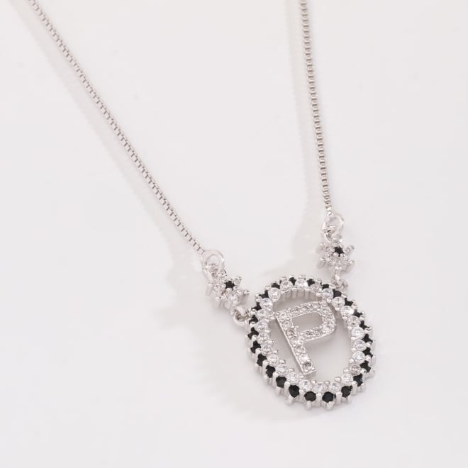 OUTGB-2074 COLAR BANHADO A RÓDIO BRANCO COM LETRA CRAVEJADA EM ZIRCÔNIAS E DETALHES LAPIDADOS