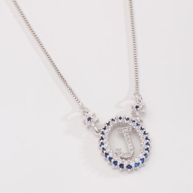 OUTGB-2074 COLAR BANHADO A RÓDIO BRANCO COM LETRA CRAVEJADA EM ZIRCÔNIAS E DETALHES LAPIDADOS
