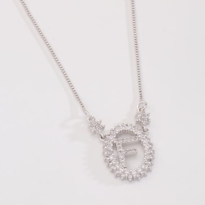 OUTGB-2074 COLAR BANHADO A RÓDIO BRANCO COM LETRA CRAVEJADA EM ZIRCÔNIAS E DETALHES LAPIDADOS