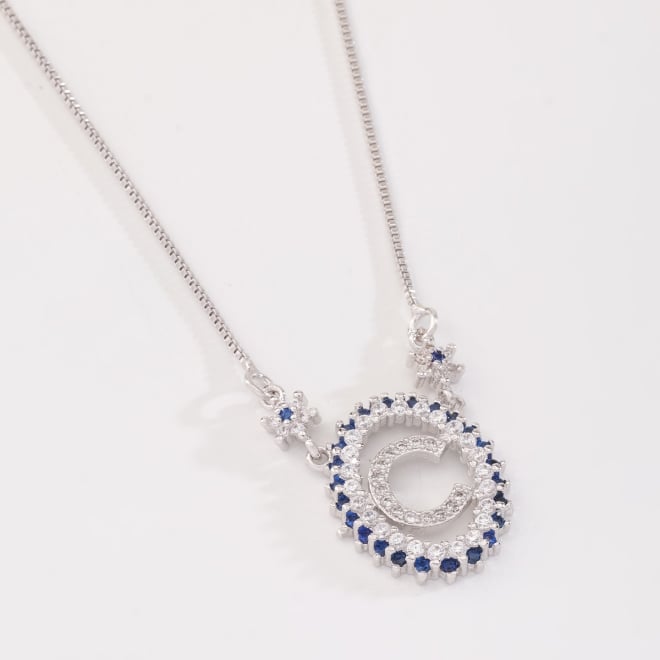 OUTGB-2074 COLAR BANHADO A RÓDIO BRANCO COM LETRA CRAVEJADA EM ZIRCÔNIAS E DETALHES LAPIDADOS