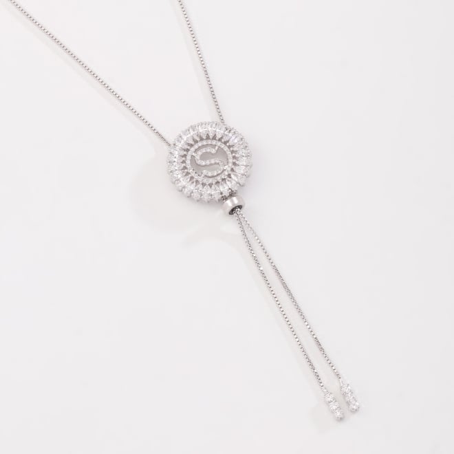 OUTGB-2517 COLAR AJUSTÁVEL FOLHEADO A RÓDIO BRANCO COM LETRA CRAVEJADA EM ZIRCÔNIAS E DETALHE EM GOTA