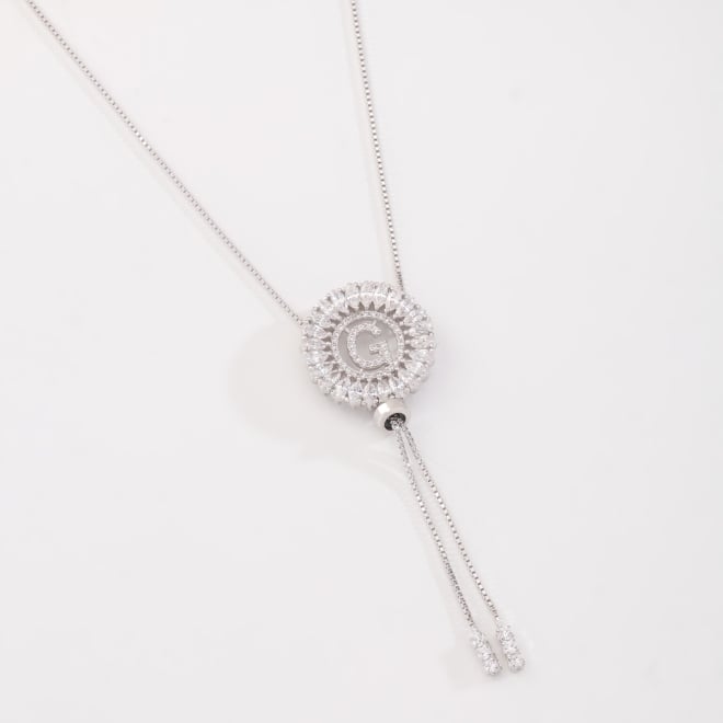 OUTGB-2517 COLAR AJUSTÁVEL FOLHEADO A RÓDIO BRANCO COM LETRA CRAVEJADA EM ZIRCÔNIAS E DETALHE EM GOTA