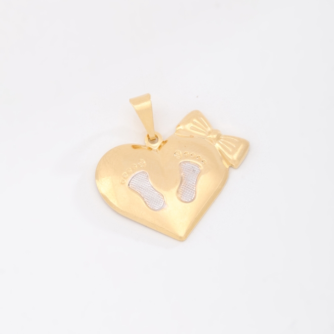 OUTPGR-0619 PINGENTE BANHADO A OURO 18K EM FORMATO DE CORAÇÃO COM DETALHE DE PEGADAS E LAÇO