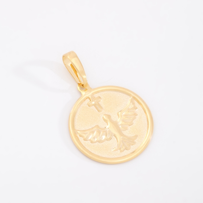 PG-00099 PINGENTE BANHADO A OURO 18K COM DESIGN REDONDO E DETALHE DO ESPÍRITO SANTO
