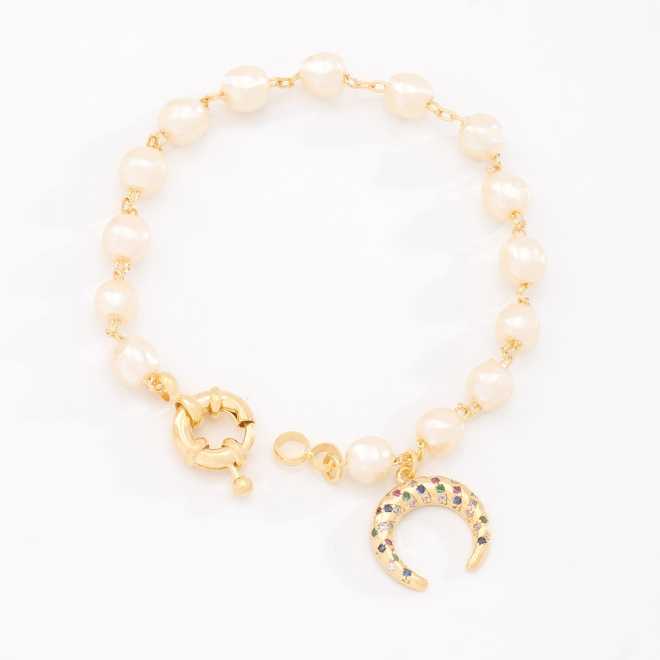 PU-00026 PULSEIRA BANHADA A OURO 18K COM PÉROLAS E PINGENTE EM FORMATO DE FERRADURA  EM ZIRCÔNIAS