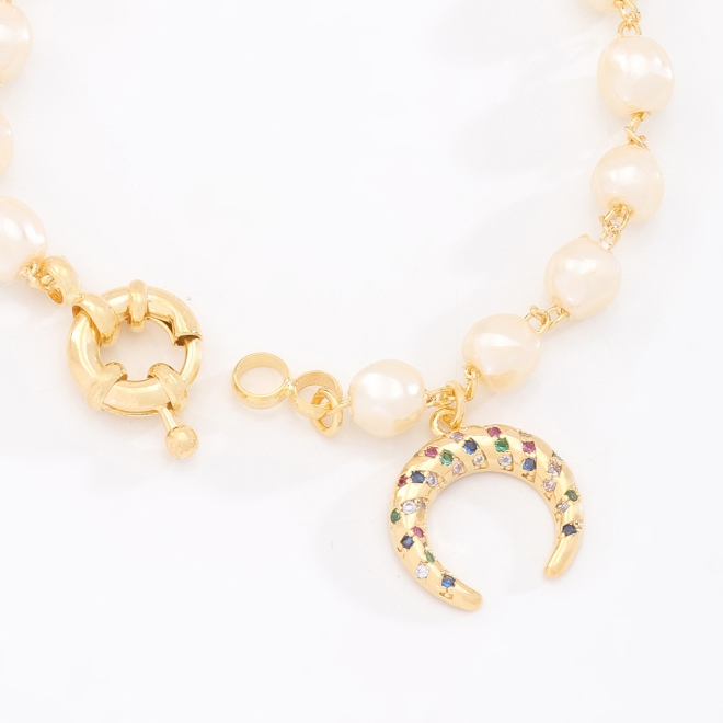 PU-00026 PULSEIRA BANHADA A OURO 18K COM PÉROLAS E PINGENTE EM FORMATO DE FERRADURA  EM ZIRCÔNIAS