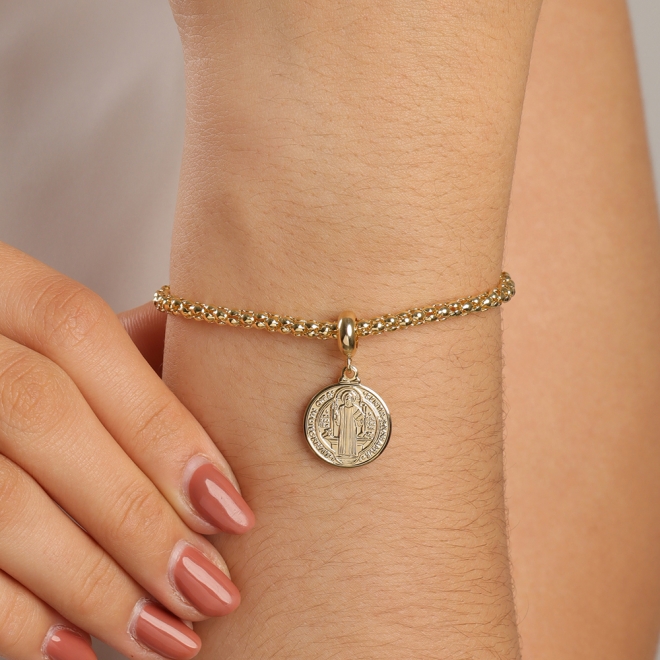 PU-00076 PULSEIRA BANHADA A OURO 18K COM CORRENTE TEXTURIZADA E PINGENTE DE MEDALHA DE SÃO BENTO
