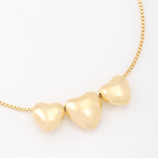 PU-00608 PULSEIRA BANHADA A OURO 18K MODELO GRAVATA COM CORRENTE VENEZIANA E PINGENTES DE CORAÇÃO POLIDO