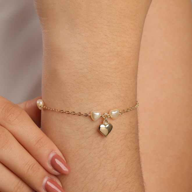 PU-00620 PULSEIRA BANHADA A OURO 18K COM CORAÇÕES EM PÉROLAS E PINGENTE DE CORAÇÃO LISO