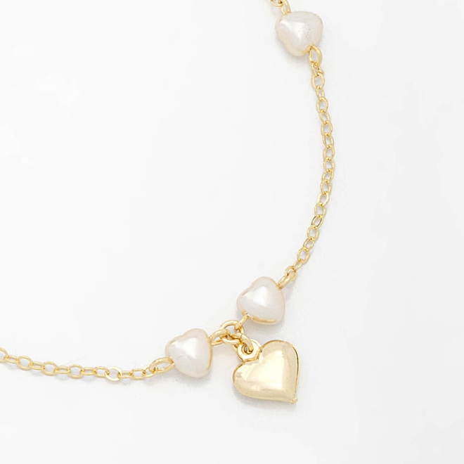 PU-00620 PULSEIRA BANHADA A OURO 18K COM CORAÇÕES EM PÉROLAS E PINGENTE DE CORAÇÃO LISO