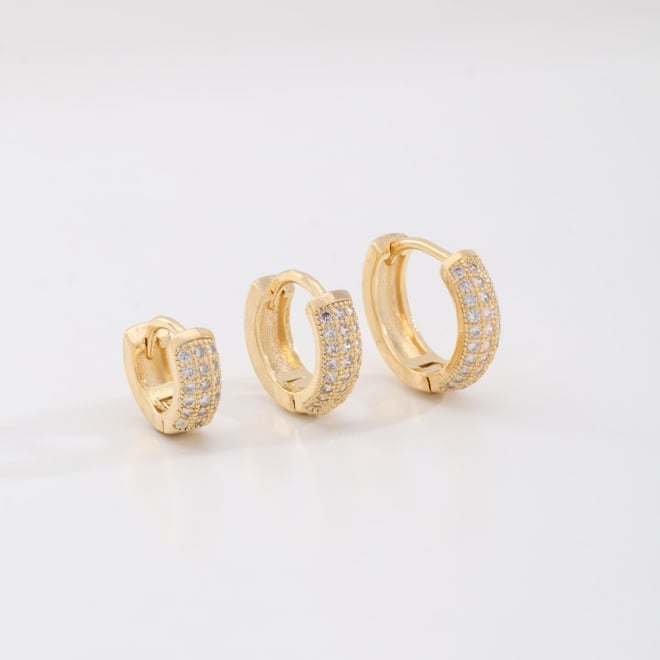 TAC-0014 TRIO DE BRINCOS BANHADOS A OURO 18K EM FORMATO DE ARGOLA CRAVEJADOS EM ZIRCÔNIAS
