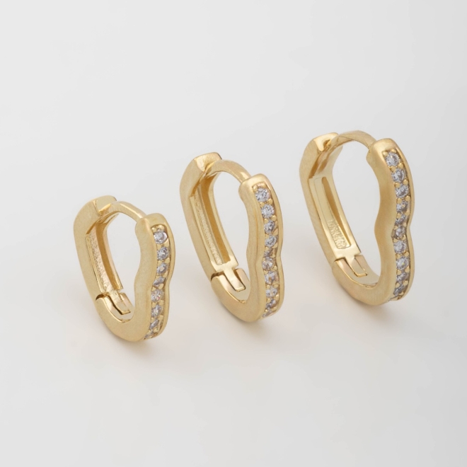 TAC-0018-TRIO COM 3 PARES DE ARGOLAS BANHADOS A OURO 18K EM FORMATO DE CORAÇÃO.
