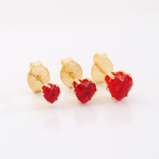 TBF-00008 TRIO DE BRINCOS BANHADOS A OURO 18K COM PEDRAS EM FORMATO DE CORAÇÃO