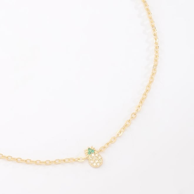 TN-00136 TORNOZELEIRA BANHADA A OURO 18K COM PINGENTE EM FORMATO DE ABACAXI CRAVEJADO EM ZIRCÔNIA